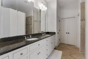 Central Austin Home w/pool - 2 miles to ACL